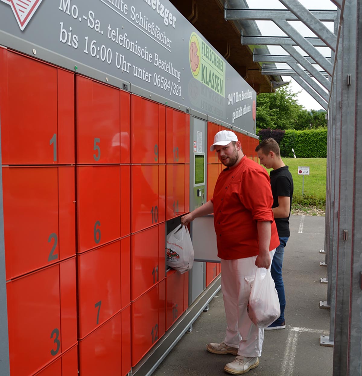 Pickup station cool lockers Pickup station cool lockers – Temperature-controlled lockers partly covered outdoors. Pickup station for butchers: the customer orders conveniently online or by phone, the butcher delivers the order to the smart locker system and the customer can pick up the goods at any time. The Click & Collect system allows easy collection and the products are always fresh thanks to the cooling technology.